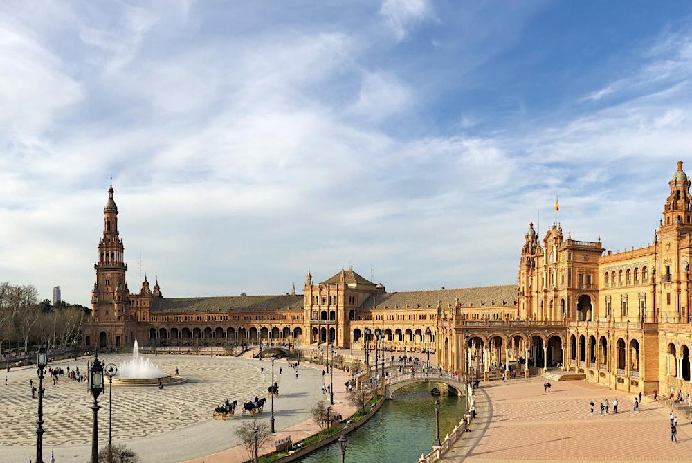 Best of Seville: Cathedral,Alcázar Walls & Plaza de España with Local Guide