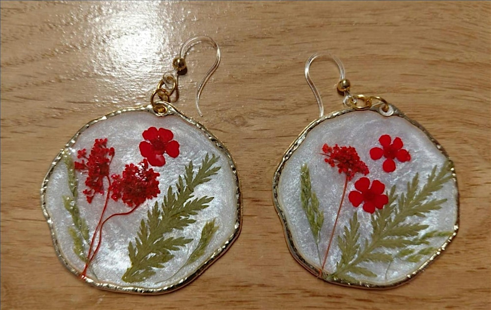Taller de joyas con flores y resina